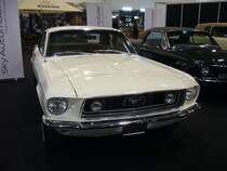 Ford Mustang 1 GT302 Hardtop Coupe aus dem Jahr 1968. Hier handelt es sich um einen GT302 im Farbton whipped cream. Das  Pony  wurde im Januar 1968 im Ford-Werk Metuchen/New Jersey gebaut und im Juli 1968 erstmalig zugelassen. Angetrieben wird der Wagen von einem V8-Motor mit einem Hubraum von 302 cui (4949 cm³) mit einer Leistung von 205 PS. Essen Motorshow am 06.12.2023.
