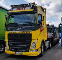=Volvo FH von BOTT-Schwertransporte rastet an der A 7, 08-2023
