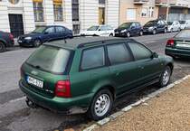 Rückansicht / Seitenansicht: Audi A4  B5  Avant in Kaktusgrün. Foto: Dezember, 2022.