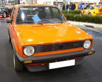 VW Golf 1 GTI aus dem Jahr 1983. Der Golf GTI Werkscode (Typ 17) wurde im Jahr 1975 auf der Frankfurter IAA vorgestellt. Den GTI gab es zum Modellstart nur in den Farben marsrot und diamantsilbermetallic. Zwischen 1976 und 1983 wurden ca. 462.000 Golf 1 GTI gebaut. Die einstigen Golf GTI-Entwickler und Ingenieure hatten mit dem Absatz von maximal 5.000 GTI´s pro Jahr gerechnet. Es wurden dann durchschnittlich 57.000 GTI´s pro Jahr. Interessant war auch die Exportquote des damals schnellsten VW Golf 1. 35% aller Golf GTI gingen nach Frankreich, 18% wurden nach Italien exportiert und 13% in die Schweiz. Ein solcher, marsroter, GTI war im Jahr 1983 ab DM 20.465,00 zu haben. Der Vierzylinderreihenmotor hat einen Hubraum von 1780 cm³ mit einer Leistung von 112 PS. Essen Motorshow am 06.12.2023.
