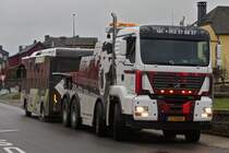 MAN Schwerlast Abschleppfahrzeug, wird in Kürze den liegengebliebenen Bus in die Werkstadt schleppen. 12.2023  