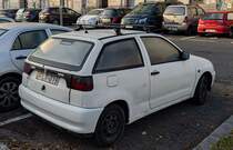 Rückansicht: Seat Ibiza Mk1. Die Aufnahme stammt von Dezember, 2022.