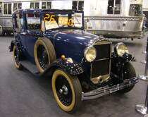 Mit dem Modell 1.8 Liter begann ein neuer Abschnitt in der Typengeschichte von Opel. Das Modell wurde komplett beim Mutterkonzern General Motors in den USA entwickelt und kam 1931 auf den Markt. Schon die äußere Erscheinung wirkte graziöser und eleganter als alle früheren Wagen aus Rüsselsheim. Er zeichnete sich durch eine gefällige und harmonische Linienführung im damaligen US-Stil aus. Das Modell war bis 1933 in etlichen Karosserieversionen erhältlich. Eine solche, hier gezeigte, viertürige Limousine kostete bei seiner Markteinführung genau RM 3300,00. Der Sechszylinderreihenmotor hat einen Hubraum von 1790 cm³ und leistet 32 PS. Damit erreichte der Wagen eine Höchstgeschwindigkeit von ca. 90 km/h. Dann flossen aber auch 11 Liter Benzin durch den 30´er Solex-Vergaser. Essen Motorshow am 06.12.2023.