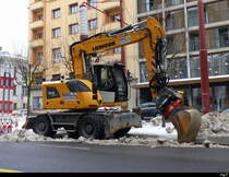 Liebherr 918 Bagger auf Strassenbaustelle in La Chaux de Fonds am 09.12.2023