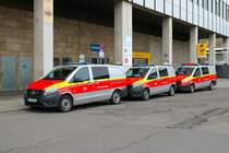 Drei DB Notfallmanager Mercedes Benz Vito am 27.12.23 in Würzburg Hbf
