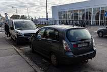 Rückansicht: Suzuki Liana. Die Aufnahme stammt von Dezember, 2022.