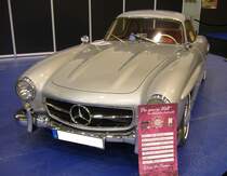 Replica eines Mercedes Benz W198 I 300 SL  Gullwing . Nicht überall, wo Mercedes Benz 300 SL drauf steht ist auch 300 SL drin!. Hier konnte ich eine sehr gut gemachte Replica eines solchen  Flügeltürers  auf dem Chassis und mit der Technik eines Mercedes Benz R170, also eines frühen SLK. Der V6-Motor dieses Autos hat einen Hubraum von 3199 cm³ und leistet 218 PS. Essen Motorshow am 06.12.2023.