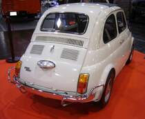 Heckansicht eines Fiat 500L aus dem Modelljahr 1970. Fiat 500L aus dem Modelljahr 1970. Fiat 500 L, produziert in den Jahren 1965 bis 1972. Das L steht für die  Luxusausführung  Lusso des Modelles 500 F. Der im Heck verbaute Zweizylinderreihenmotor leistet 18 PS aus einem Hubraum von 499,5 cm³. Der abgelichtete Cinquecento wurde 1970 produziert. Essen Motorshow am 06.12.2023.