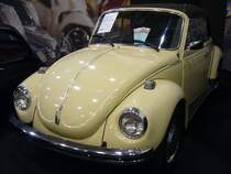VW Typ 15  Käfer-Cabriolet  1300L. Hier handelt es sich um einen Typ 15, der im Januar 1973 erstmalig in Italien zugelassen wurde. Optisch kann man das ganz gut an den weißen, vorderen, Blinkergläsern erkennen. Der Wagen dürfte im Farbton L13H  saharabeige lackiert sein. Der im Heck verbaute, gebläsegekühlte, Vierzylinderboxermotor hat einen Hubraum von 1285 cm³ und leistet 44 PS. Essen Motorshow am 06.12.2023.