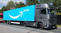 =MB Actros-Sattelzug mit einem Auflieger von AMAZON PRIME rastet im August 2023 an der Hunsrückhöhenstrasse