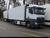 Mercedes mit Kastenaufbau und Anhänger abgestellt in Lyss am 31.12.2023