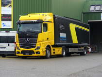 Mercedes Sattelschlepper abgestellt vor einer Firma in Lyss am 31.12.2023
