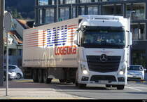 Mercedes Sattelschlepper unterwegs in Schaan am 27.12.2023