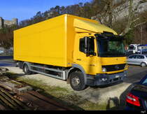 Mercedes mit Kastenaufbau abgestellt in Klus am 30.12.2023