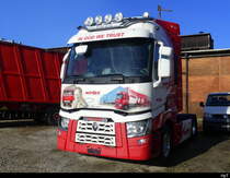 Renault Sattelzugmaschine mit Bemalung abgestellt am Strassenrand in Rothrist am 30.12.2023