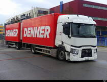 Renault mit Kastenaufbau und Anhänger abgestellt in Lyss am 31.12.2023