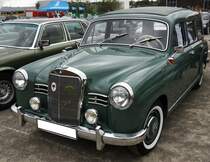 Das ist  Fritz .  Fritz  ist ein Mercedes Benz W120 180D aus dem Jahr 1956 mit einem Kombiaufbau der Karosseriefabrik Binz aus Lorch in Baden-Württemberg. Der Vierzylinderdieselmotor hat einen Hubraum von 1767 cm³ und leistet 46 PS. Schöne Sterne des Jahres 2017 oder 2018 auf dem Gelände der Hattinger Henrichshütte.