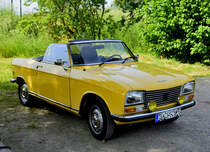 Peugeot 304 zweitüriges Cabriolet (Hergestellt von März 1970 bis Juli 1976), gesehen am 29.5.2023 in Schierwaldenrath auf dem Gelände der Selfkant Bahn / Straße trifft Schiene   