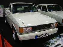 Paykan Pickup aus einem der letzten Baujahre. Wie in den meisten Entwicklungsländern wurde auch im Iran die Motorisierung zunächst mit einem Montagewerk vorangetrieben. Hierzu bezog die Iran National Industrial Manufacturing Co. in Teheran ab 1967 Teilesätze von der englischen Rootes-Gruppe. Unter der Marke Paykan zu deutsch  Pfeil , entstand die persische Version des 1966 vorgestellten Hillman Hunter, einer viertürigen, englischen Stufenhecklimousine. Später kam noch eine Pickup-Version (Foto) in die Produktpalette. Bis ins Jahr 2005 wurde der Paykan fast unverändert gebaut. Der Vierzylinderreihenmotor hatte bei Produktionseinstellung einen Hubraum von 1761 cm³ und leistete um die 95 PS. Essen Motorshow am 06.12.2023.