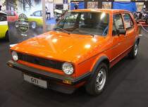 Fünftüriger VW Golf 1 GTI aus dem Jahr 1983. Der Golf GTI Werkscode Typ 17) wurde im Jahr 1975 auf der Frankfurter IAA vorgestellt. Den GTI gab es zum Modellstart nur in den Farben marsrot und diamantsilbermetallic. Zwischen 1976 und 1983 wurden ca. 462.000 Golf 1 GTI gebaut. Die einstigen Golf GTI-Entwickler und Ingenieure hatten mit dem Absatz von maximal 5.000 GTI´s pro Jahr gerechnet. Es wurden dann durchschnittlich 57.000 GTI´s pro Jahr. Interessant war auch die Exportquote des damals schnellsten VW Golf 1. 35% aller Golf GTI gingen nach Frankreich, 18% wurden nach Italien exportiert und 13% in die Schweiz. Ein solcher, marsroter, GTI war im Jahr 1983 ab DM 20.465,00 zu haben. Der Vierzylinderreihenmotor hat einen Hubraum von 1780 cm³ mit einer Leistung von 112 PS. Essen Motorshow am 06.12.2023.