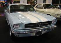 Ford Mustang 1 Hardtop Coupe. Hier wurde ein 1965´er Mustang in der Karosserievariante Hardtop Coupe und im Farbton medium blue abgelichtet. Der V8-Motor dieses  Ponys  hat einen Hubraum von 289 cui (4736 cm³) und leistet 203 PS. Die Höchstgeschwindigkeit lag, je nach gewähltem Getriebe, zwischen 175 km/h und 185 km/h. Essen Motorshow am 06.12.2023. 