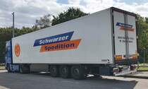 =MB Actros-Sattelzug der Spedition SCHWARZER rastet im August 2023 an der Hunsrückhöhenstrasse