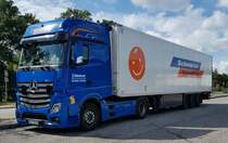 =MB Actros-Sattelzug der Spedition SCHWARZER rastet im August 2023 an der Hunsrückhöhenstrasse