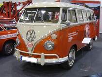 VW T1 Kombi aus dem Jahr 1963 als Traditionsfahrzeug des AvD. VW T1 Kombi der Baujahre von 1963 bis 1967. Der, im Heck verbaute, luftgekühlte Vierzylinderboxermotor leistet 42 PS aus einem Hubraum von 1.493 cm³. Essen Motorshow am 06.12.2023.