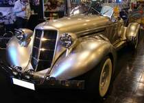 Replica eines Auburn 851 Boattail Speedster. Ein originaler Auburn Boaatail Speedster gehört zu den exklusivsten Klassikern der Welt. Die Marke Auburn war in der gleichnamigen Stadt im US-Bundesstaat Indiana beheimatet. Letztlich gehörte die Marke zum Firmenimperium des Errett Lobban Cord, dem die Marken Auburn, Duesenberg, Cord und der Motorenhersteller Lycoming angehörten. Seit Mitte der 1970´er Jahre wird mit der Zustimmung der Markenrechtsinhaber eine sogenannte zweite Generation dieses Klassikers mit dem Modellnamen Auburn 876 Speedster produziert. Die Fahrzeugtechnik ist allerdings an die heutigen Standards angepasst. Der V8-Motor dieses Wagens hat einen Hubraum von 6933 cm³ und leistet 201 PS. Essen Motorshow am 06.12.2023.