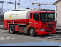 Scania P450 mit Tankaufbau abgestellt in Kerzers/FR am 31.12.2023