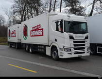 Scania R450 mit Kastenaufbau und Anhänger abgestellt in Lyss am 31.12.2023