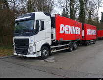 Volvo mit Wechselbrücke mit Anhänger abgestellt in Lyss am 31.12.2023