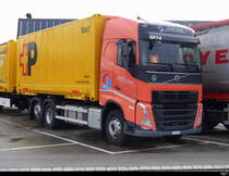 Volvo mit Wechselbrücke mit Anhänger abgestellt in Lyss am 31.12.2023