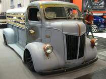  Aufgepimpter  Ford COE ( C abin o ver e ngine) Truck von 1942 mit einem Airride-Fahrwerk. Essen Motorshow am 06.12.2023.