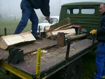 Auch eine m�glichkeit sein holz zu spalten, wenn man keinen trecker hat. Dieser Holtzspalteraufbau befand sich auf einen UAZ452,der mit auf dem Gr�nhainer Sportplatz beim 5. Oldtimertreffen zusehen war
