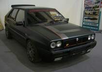Lancia Delta Integrale 16V 400 von Manhart Tuning. Die Tuningfirma Manhart aus Wuppertal hat die Rallye-Ikone Lancia Delta Integrale kräftig  aufgerüstet . Das der Delta Integrale Legenden-Status genießt, ist ja allgemein bekannt. Dieser Integrale wurde in einem matten Farbton lackiert und mit einer Manhart-typischen Deko-Folierung optisch noch verfeinert. Auf den Achsen stecken stilechte OZ Racing Rallye-Felgen mit Bereifung in der Dimension 205/40Z R17. Weit weniger dezent geht es unter dem Blechkleid zu. Durch Software-Optimierung, einen Turbolader nebst Auspuffkrümmer aus dem Rennsport, neuen Schmiedekolben und anderen Pleuelstangen konnte die Motorleistung von 200 PS auf 395 PS erhöht werden. Essen Motorshow am 06.12.2023.