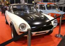 Fiat Abarth 124 Sport Rallye Spider. Der Fiat Abarth 124 Rally war die straßenzugelassene Version des im Rallye-Bereich eingesetzten Wettbewerbsfahrzeugs, auch bekannt als  124 Abarth Stradale“. Er konnte ab November 1972 bestellt werden. Die ersten 500 Exemplare dieses Modells waren ausschließlich für den italienischen Binnenmarkt bestimmt. Zu den wichtigsten Modifikationen im Vergleich zum Serien-Spider, hatte dieses Modell eine unabhängige Hinterradaufhängung, einen getunten Motor und einige Karosserieteile, wie Motorhaube, Kofferraumdeckel und Hardtop aus Fiberglas. Zudem war ein Vierpunkt-Überrollbügel montiert. Serienmäßig waren außerdem die Cromodora Leichtmetallfelgen. Außerdem waren ein Dreispeichen-Lederlenkrad und Recaro-Sportsitze verbaut. Der Vierzylinderreihenmotor hat einen Hubraum von 1755 cm³ und leistet 130 PS. Essen Motorshow am 06.12.2023.