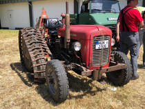 =MF mit Kettenantrieb, gesehen bei der Oldtimerausstellung in Angersbach, 06-2023