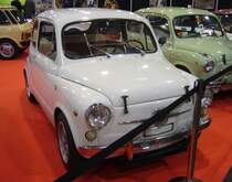 Fiat Abarth 850TC. Im Februar 1961 stellte der gebürtige Wiener Carlo Abarth (*1908 +1979) die wahrscheinlich gelungenste Kreation seiner Karriere vor. Ausgehend vom Fiat 600D  Seicento , der mit einem, im Heck verbauten, Vierzylinderreihenmotor mit einem Hubraum von 767 cm3 ausgerüstet ist, bringt er die Bohrung auf 62,5 und den Hub auf 69 mm und erhöht somit den Hubraum auf 847 cm³. Mit den neuen Kolben steigt auch das Verdichtungsverhältnis auf 9,2:1. Außerdem wurde eine andere Nockenwelle, ein 32´er Solex-Vergaser, ein größerer Luftfilter, eine verstärkte Kurbelwelle und ein Sportauspuff eingebaut. Dadurch erhöht sich die Leistung auf 52 PS bei 5800 U/min. Das so umgebaute Fahrzeug erreicht eine Geschwindigkeit von 140 km/h. Daher erhielt der Wagen auch noch Scheibenbremsen an den Vorderrädern. Durch die Abwandlung eines harmlosen Familienautos in einen wendigen, leichten und spritzigen Rennboliden schaffte Carlo Abarth einen perfekten Sportwagen für den  Hausgebrauch , nämlich den gezeigten Abarth 850 TC. Die Bedeutung für TC lautet, T urismo  C ompetizione. Essen Motorshow am 06.12.2023.