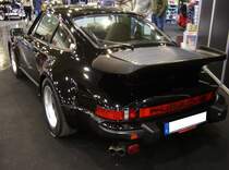 Heckansicht eines Porsche 911 Turbo aus dem Jahr 1985. Essen Motorshow am 06.12.2023.