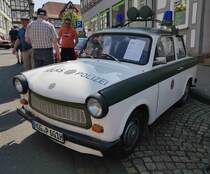 =Polizei-Trabant 601, Bj. 1986, 26 PS, 594,5 ccm, steht im Volkspolizei-Optik, bei der Oldtimerausstellung in Spangenberg, 05-2023. Ein Eyecatcher und/oder Aufregeobjekt für den ein oder anderen Bildbetrachter!