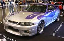 Nissan GT-R 33 Skyline. Es handelt sich um ein originales Filmauto aus dem dritten Fast & Furios Film  Tokyo Drift  aus dem Jahr 2006. Die Skyline-Modelle sind grundsätzlich immer rechtsgelenkt. Serienmäßig ist ein solcher Sportwagen mit einem Sechszylinderreihenmotor ausgerüstet, der aus einem Hubraum von 2568 cm³ 280 PS leistet. Die Höchstgeschwindigkeit soll bei 250 km/h gelegen haben. Essen Motorshow am 06.12.2023.