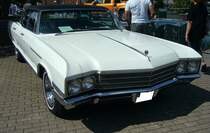Buick Electra 225 fourdoor Hardtop des Modelljahres 1965. Im Modelljahr 1965 war der Electra 225 das Topmodell im Modellkatalog der Marke Buick. Darunter rangierten die Baureihen LeSabre 400, Skylark und als Basismodell der Special. Von dieser Modellvariante verkaufte Buick im Modelljahr 1965 12.842 Einheiten zum Preis ab US$ 4206,00. Der interessierte Käufer konnte zwischen zwei V8-Motoren wählen: 6571 cm³ mit 325 PS oder 6965 cm³ mit 340 PS. Der abgelichtete Buick ist im Farbton arctic white lackiert. US-Cartreffen am CentroO in Oberhausen vor einigen Jahren.