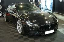 Maserati Quattroporte der Seria VI. Die sechste Serie des Quattroporte steht seit 2013 bei den Händlern. Hier wurde ein Modell nach dem Facelift im Jahre 2016 abgelichtet. Aktuell sind folgende Motorisierungen lieferbar: V6-Motor mit einem Hubraum von 2979 cm³, einer Leistung von 430 PS und einer Höchstgeschwindigkeit von 288 km/h oder ein V8-Motor mit einem Hubraum von 3799 cm³, einer Leistung von 530 PS und einer Höchstgeschwindigkeit von 310 km/h. Essen Motorshow am 06.12.2023.
