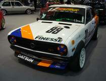 Ein recht aufgemotztes Datsun 1200 GX Coupe der Baureihe B110 aus dem Jahr 1971. Die Baureihe 1200 ist bei uns besser unter dem Typennamen  Sunny  bekannt. Es war mit der erste Datsun-Modell, das in Deutschland verkaufte wurde. Der 1200´er war als zwei- und viertürige Limousine, als Kombimodell und eben als Coupe lieferbar. Ein solches Coupe war bei seiner Markteinführung in Deutschland für knapp über DM 7.000,00 zu haben. Serienmäßig hatte das Modell einen Vierzylinderreihenmotor mit einem Hubraum von 1171 cm³ und einer Leistung von 50 PS. Das sieht bei diesem Wagen aus dem Jahr 1971 etwas anders aus. Hier ist ein 2.0 Liter Turbomotor mit einer Leistung von 530 PS!!! verbaut. Essen Motorshow am 06.12.2023.