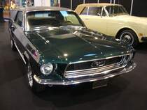 Ford Mustang 1 Hardtop Coupe des Modelljahres 1968 im Farbton highland green. Im Modelljahr 1968 konnte der Käufer zwischen einem Sechszylinderreihenmotor mit einem Hubraum von 3.3l und 115 PS, sowie V8-Motoren mit Hubräumen von 4.7l und 195 PS oder 230 PS, 6.4l mit 335 PS und 7.0l mit 390 PS wählen. Essen Motorshow am 06.12.2023.