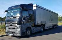 =MB Actros-Sattelzug von W estdeutsche G etränke L ogistik steht zur Fahrerpause an der A7, 09-2023