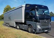 =MB Actros-Sattelzug von W estdeutsche G etränke L ogistik steht zur Fahrerpause an der A7, 09-2023