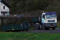MAN Absetzt - Kipper steht am Rande einer Baustelle. 01.2024