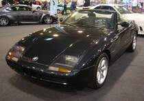 BMW Z1, technisch verfeinert von der Firma AC Schnitzer, aus dem Jahr 1991. Produziert wurde das Modell von 1989 bis 1991. Die Auflage des Z1 wurde vor Vertriebsbeginn auf 8.000 Fahrzeuge limitiert. Serienmäßig leistet der Sechszylinderreihenmotor 170 PS aus einem Hubraum von 2.494 cm³. Der gezeigte Z1 hat allerdings einen auf 2.7 Liter Hubraum aufgebohrten Motor mit einer Leistung von 210 PS. Das Modell war werksseitig nur in sechs verschiedenen Lackierungen lieferbar. Hier wurde ein Auto im Farbton  traumschwarzmetallic  abgelichtet. Essen Motorshow am 06.12.2023.